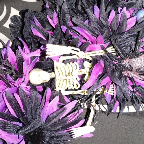 Spooky Wreath & Hanger - Picture 9 of 10